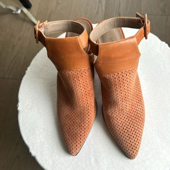 Donald J Pliner Varen Women’s 6M Leather Perforated Slingback Pointed Toe Bootie - Picture 2 of 12